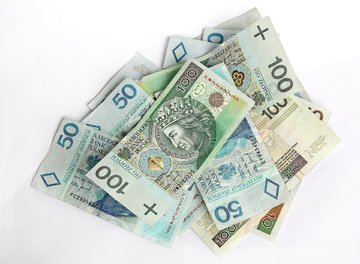 Zdjęcie do Od 1 września renta socjalna wzrosła z 865,03 zł do 1029,80 zł. Powodem jest wejście w życie nowelizacji ustawy, podnoszącej ją do 100 procent kwoty najniższej renty z tytułu całkowitej niezdolności do pracy.  Nowe przepisy weszły w życie 1 września 2018 r., ale z mocą obowiązującą od 1 czerwca br. Oznacza to, że renta socjalna w podwyższonej wysokości będzie wypłacana we wrześniu z dodatkowym trzymiesięcznym wyr&oacute;wnaniem. Dla osoby, kt&oacute;ra miała wypłacaną rentę w czerwcu, lipcu i sierpniu tego roku, wyr&oacute;wnan