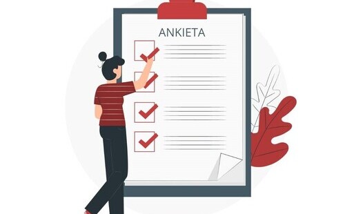 Kobieta wskazujaca w formularzu ankietowym pozycje do zaznaczenia.